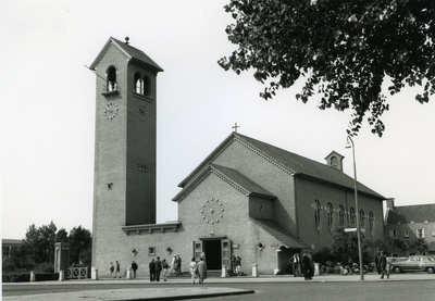 2411 - Hervormde kerk De Hoeksteen in Emmeloord uit 1950. Architect S. van Ravesteijn