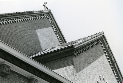 2412 - De gevels van de Hervormde kerk De Hoeksteen in Emmeloord uit 1950. Architect S. van Ravesteijn