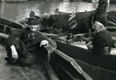 2439 - Twee Urker vissers aan boord, anno 1936