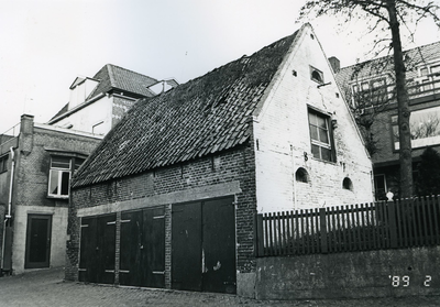 2445 - In het oude traanhuis in de Pieter Hakvoortstraat te Urk zijn nu 3 garages gevestigd