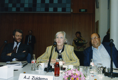 3822 - Aleid Zuidema - de Jonge neemt op 1 oktober 1993 afscheid van de staten in verband met haar verhuizing naar de Bilt