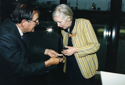 3825 - Mevrouw Aleid Zuidema - de Jonge neemt op 1 oktober 1993 afscheid van de staten in verband met verhuizing naar ...