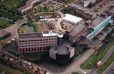 4266 - Luchtfoto van het provinciehuis met op de achtergrond het begin van de nieuwbouw 3e vleugel