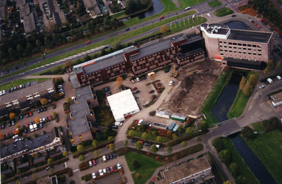 4267 - Luchtfoto van het provinciehuis met op de achtergrond het begin van de nieuwbouw 3e vleugel