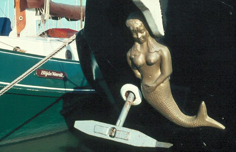 2150 - Boegbeeld van een schip in jachthaven Bremerberg