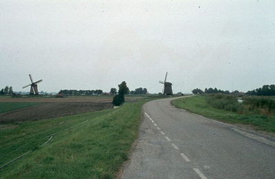 4942 - Links polder midden ringdijk/weg rechts Schermerringvaart