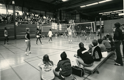 236 - Sport en recreatie: een belangrijke volleybalwedstrijd in de sporthal van Cultureel- en Sportcentrum Agora