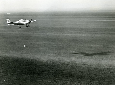 374 - Luchtvaart: een vliegtuigje -type Fuji- landt op de grasbaan van het Vliegveld Lelystad