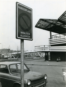375 - Dijken/wegen: een parkeerplaats met verkeersbord m.b.t. invalidenparkeerplaats op het Noorderwagenplein
