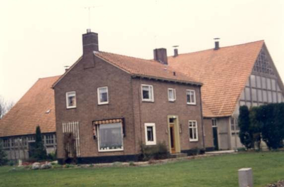 172 - Landbouwbedrijf, Schuur type PE16, Montagebouw met beton topgevel, houten deuren, beton vensters en kozijnen, ...