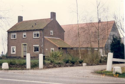 246 - Landbouwbedrijf, Schuur type PC2, Montagebouw met beton topgevel, houten deuren, beton vensters en kozijnen, ...