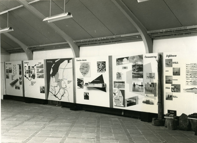 132 - Expositiegebouw Lelystad Overzicht panelen van Zuiderzeewerken