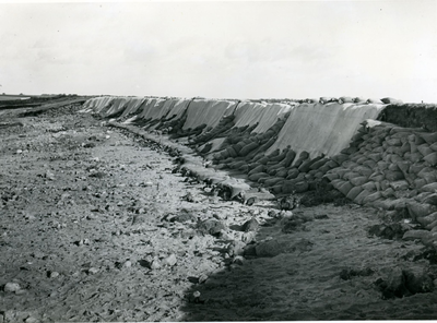 173 - Stormschade 1 februari 1953 aan de Marskedijk ter hoogte van het Normerven