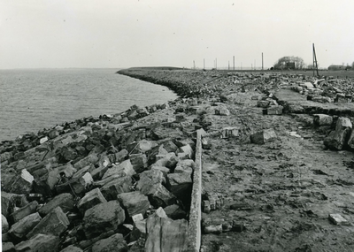 177 - Stormvloedschade 1 februari 1953 van het eiland Wieringen (Noordzijde) t.p.v. de Quarantainesteiger