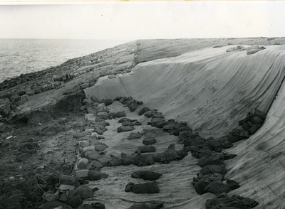 202 - Stormschade 1 februari 1953 aan de Afsluitdijk tussen Breezanddijk en Kornwerderzand