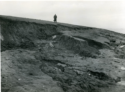 203 - Stormschade 1 februari 1953 aan de Afsluitdijk tussen Breezanddijk en KM 21