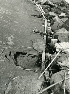 436 - Beschadiging bekleding gebitumineerd zand tengevolge van onderloopsheid van de teenconstructie