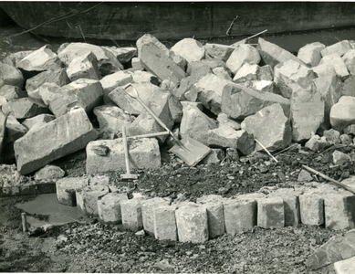 457 - Proefvak mijnsteen; zetten zuilen 20/30 in bovenlaag van van 8-20 mm