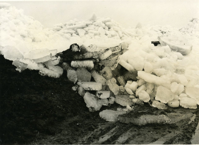 477 - Kruiend ijs op dijksperceel Q ten oosten van de Ketelhaven