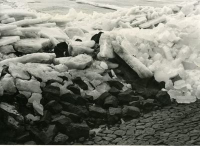 478 - Kruiend ijs op dijksperceel Q ten oosten van de Ketelhaven