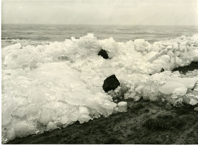 479 - Kruiend ijs op dijksperceel Q ten oosten van de Ketelhaven