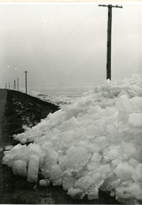480 - Kruiend ijs op dijksperceel Q ten oosten van de Ketelhaven