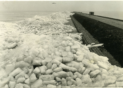 537 - Overzicht van een gedeelte Knardijk na het kruien van het ijs op 26 februari 1954, gezien in de richting van ...