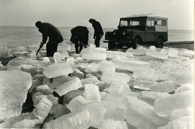 558 - De weg Lelystad-Harderwijk, gelegen op de kruin van de Knardijk, was op 2 maart 1956 geblokkeerd door kruiend ijs