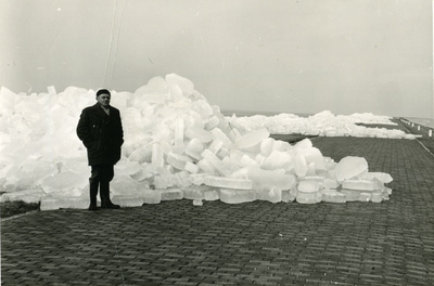 559 - Meters hoge ijsbergen op de kruin van de Knardijk. (winter 1955-1956)