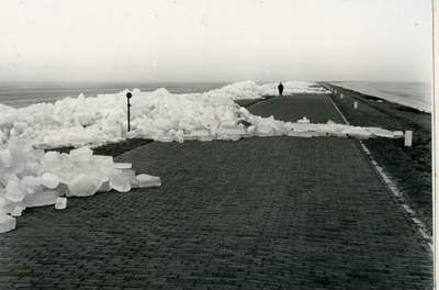 560 - Kruiend ijs op de Knardijk (winter 1955-1956)