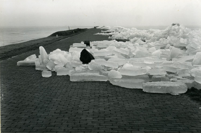 561 - Door kruiend ijs meegevoerde stortsteen op de kruin van de Knardijk (winter 1955-1956)