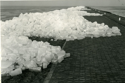 562 - Kruiend ijs op de Knardijk (winter 1955-1956)