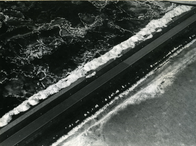 569 - Bovenaanzicht gedeelte Knardijk met kruiend ijs. Links het IJsselmeer. Rechts de toekomstige polder (perceel s)