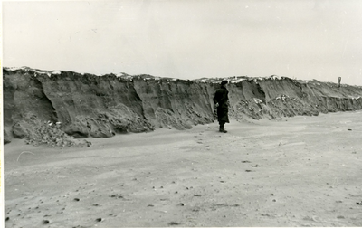 591 - Stormschade 1 februari 1953 meerdijk perceel R'. Op het gedeelte waar nog geen bekleding was aangebracht, is het ...