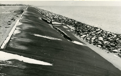592 - Stormschade 1 februari 1953 meerdijk perceel R'. Beschadiging van de bekleding met gebitumineerd zand ter plaatse ...