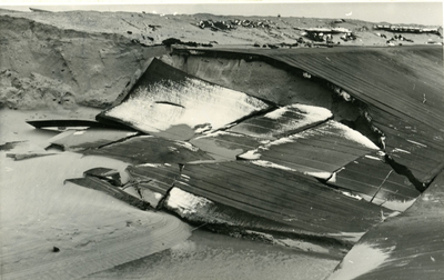 593 - Stormschade 1 februari 1953 meerdijk perceel R'. Beschadiging van de bekleding met gebitumineerd zand ter plaatse ...