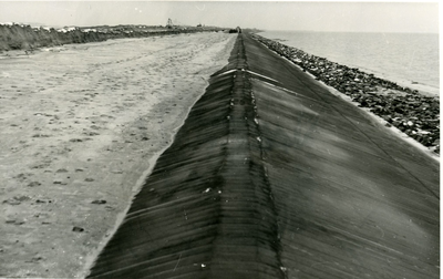 594 - Stormschade 1 februari 1953 meerdijk perceel R'. Waar de bekleding tot in de 'woelbak' gereed was, trad geen ...