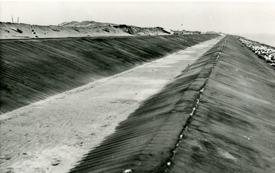 597 - Stormschade 1 februari 1953 meerdijk perceel R'. Waar de bekleding gereed was, werd geen schade veroorzaakt