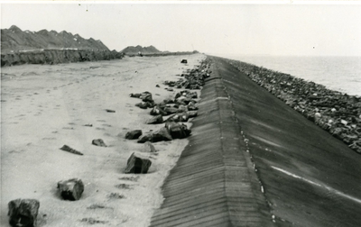 598 - Stormschade 1 februari 1953 meerdijk perceel R'. Waar voor de bestorting van de kraagstukken Belgische steen werd ...
