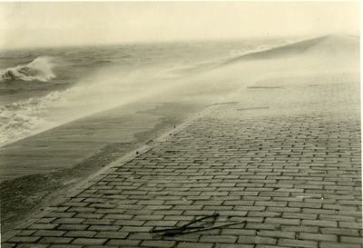 623 - Meerdijk perceel R' nabij de Roggebotsluis tijdens een noordwesterstorm. Links de toekomstige polder