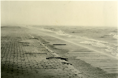 624 - Meerdijk perceel R' nabij de Roggebotsluis tijdens een noordwesterstorm. Rechts de toekomstige polder