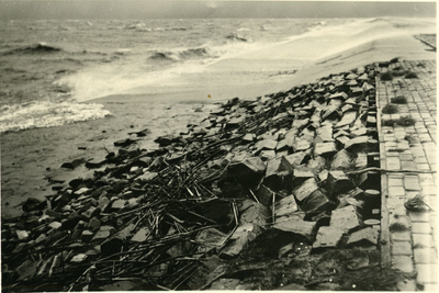 625 - Meerdijk perceel R' nabij de Roggebotsluis tijdens een noordwesterstorm. Overgang basaltglooiing en gebitumineerd zand