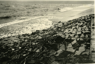 626 - Meerdijk perceel R' nabij de Roggebotsluis tijdens een noordwesterstorm. Overgang basaltglooiing en gebitumineerd zand