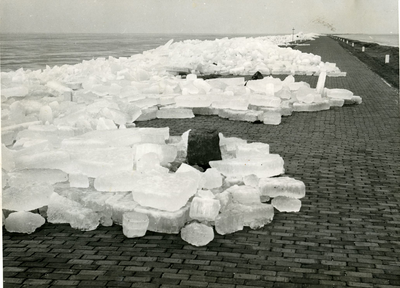 656 - Over kilometers lengte is het ijs na de ingevallen dooi over het buitenbeloop en de kruin van de Knardijk ...