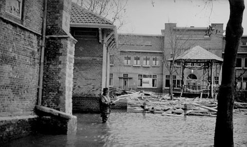 16 - Nieuwkerk- tekenaar Doeve van'Elsevier, maakt staande in het water een tekening van de situatie