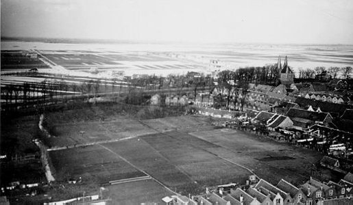 46 - Zierikzee. Gezicht uit de Lievenstoren in richting Nobelpoort. Droogvallend Schouwen