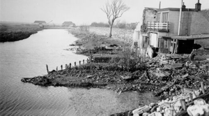 56 - Stadsgracht en nooddijk nabij het Luitje. Rechts een woonhuis dat buiten de nooddijk om de stad ligt