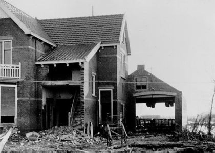 64 - Villa aan de rijksweg nr. 18 bij Nieuwerkerk