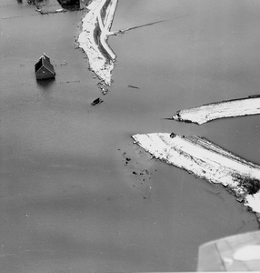 87 - Doorbraak in de buitendijk van de Jonge polder. Links in beeld een ondergelopen huis