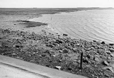 123 - De Krammerzijde van de Grevelingendam. De Plaat van Oude Tonge, gezien vanaf de zuidzijde van de dam